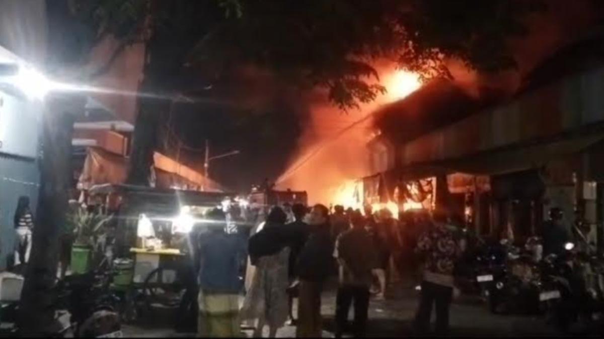 Kebakaran Pasar Agrobis Babat Lamongan Hanguskan Tujuh Stan, Kerugian Ditaksir Rp 1 M - Surya.co.id
