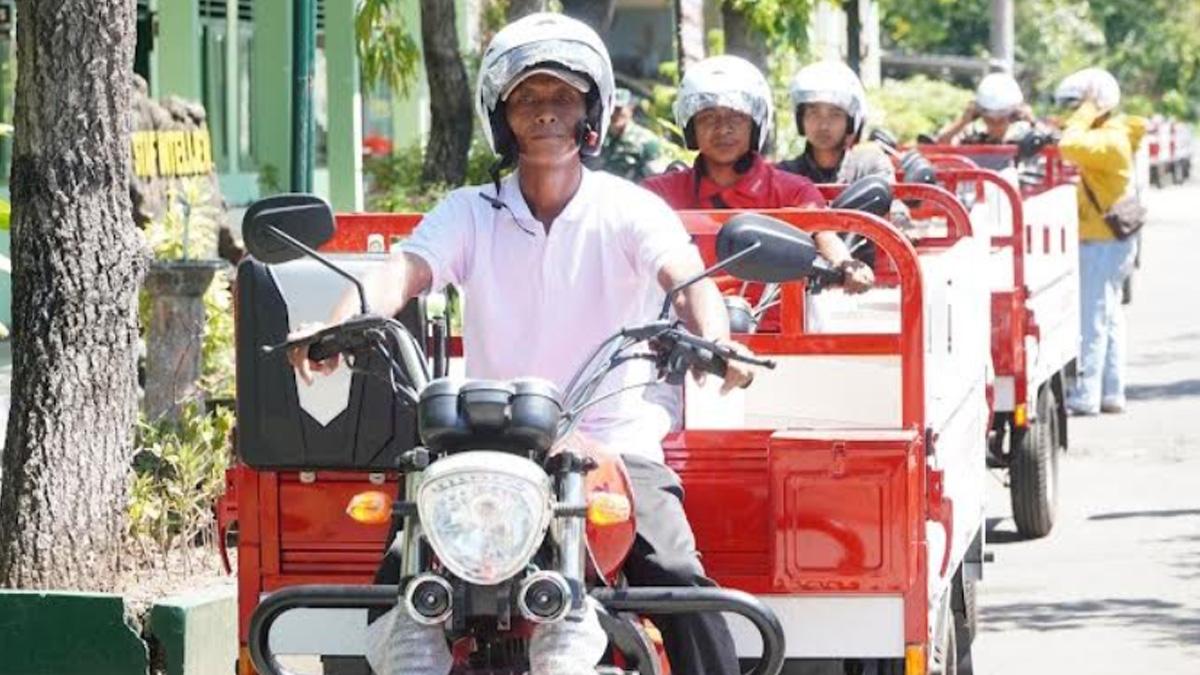 Penyerahan 60 Motor Roda Tiga untuk Operasional Koperasi Desa di Kabupaten Lamongan