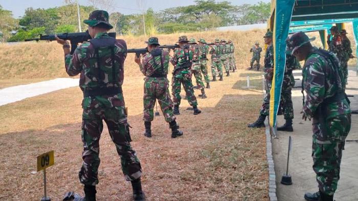 Asah Kemampuan, Anggota Kodim 0812 Lamongan Dilatih Menembak Gunakan Senjata Ringan