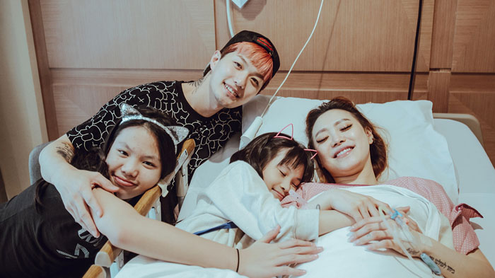 Foto Anti-Mainstream Lee Jeong Hoon dan Anaknya yang Baru Lahir, Beda dari Lainnya!