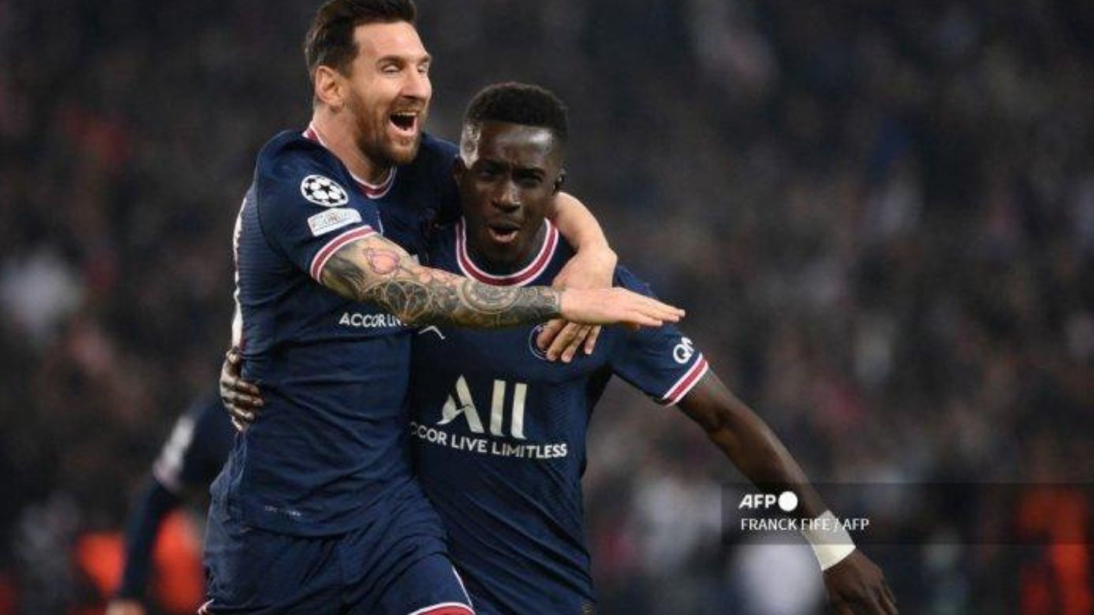 lionel-messi-saat-merayakan-gol-bersama-gueye.jpg