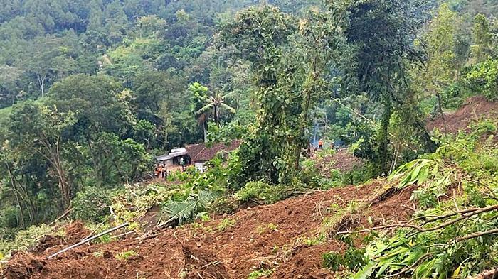 6 Korban yang Hilang Akibat Longsor Trenggalek Masih Satu Keluarga, Pemkab Dirikan Posko