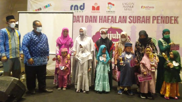 lomba-dai-dan-hafalan-surat-pendek-foto-bersama-usai-menerima-hadiah.jpg