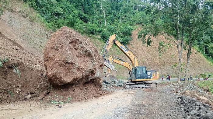 longsor-batu-di-jalan-Lumajang.jpg