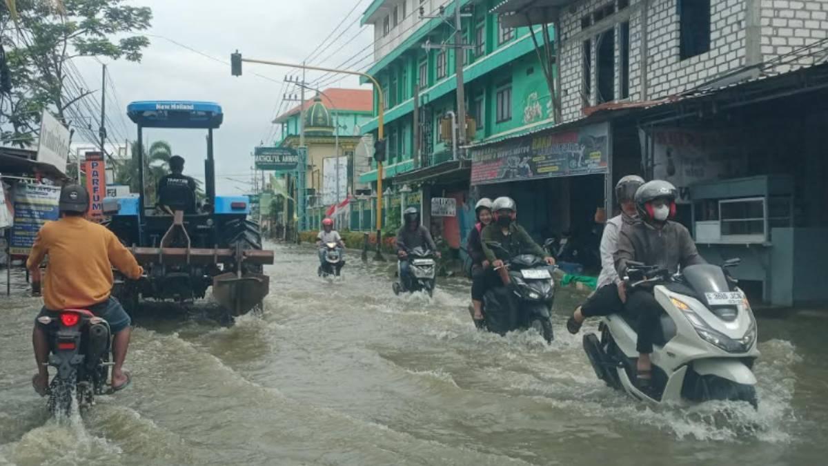 luapan-air-sungai-Bengawan-Jero-belum-menunjukkan-tanda-tanda-surut.jpg