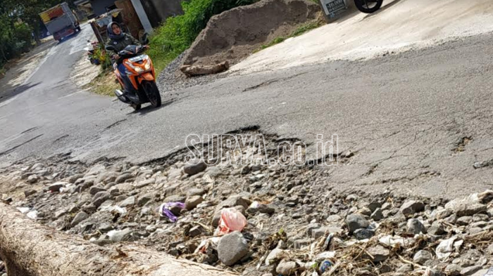 Jalan Perbatasan Magetan-Wonogiri Jateng Rusak Parah, Banyak Pengendara Motor yang Jatuh