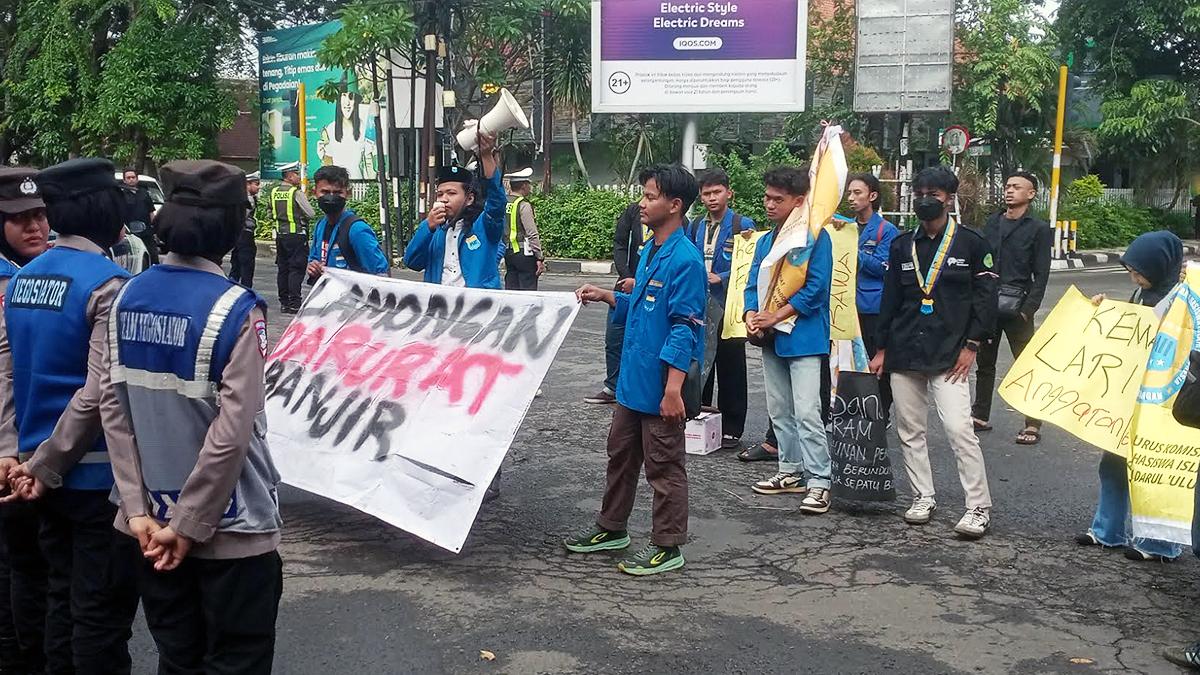 mahasiswa-PMII-Unisda-Lamongan-demo-di-DPRD-1912026.jpg