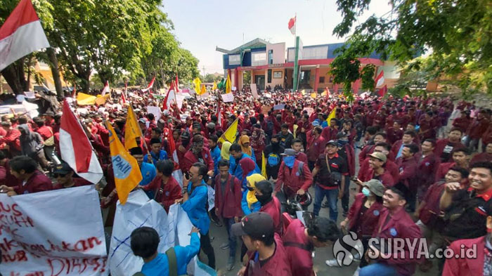 BREAKING NEWS - Ribuan Mahasiswa yang Hendak Berunjuk Rasa Berkumpul di GOR Sidoarjo