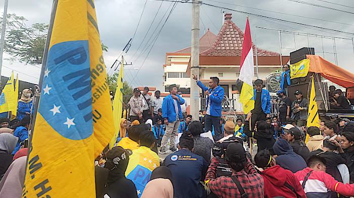 Ratusan Mahasiswa Gelar Demo Menolak Kenaikan Harga BBM di DPRD Probolinggo