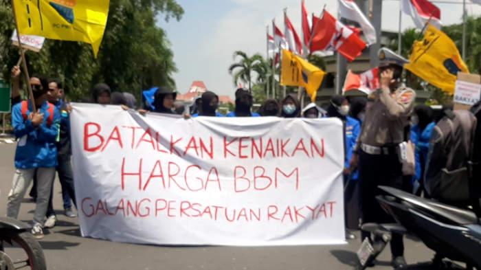 Mahasiswa di Gresik Unjuk Rasa Tolak Kenaikan Harga BBM, Gruduk Kantor Bupati dan DPRD