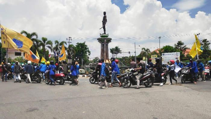 mahasiswa-di-Tuban-demo-tolak-kenaikan-harga-BBM.jpg