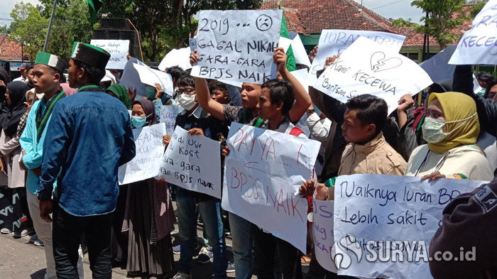 mahasiswa-di-pamekasan-demo-tolak-kenaikan-iuran-bpjs-kesehatan.jpg