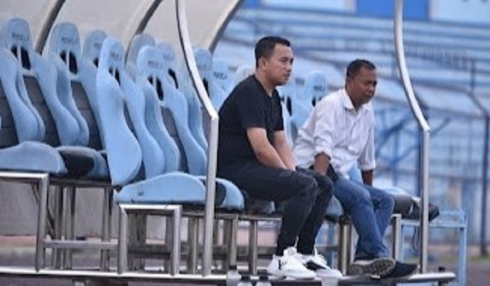 manajer-persela-lamongan-fariz-julinar-maurisal-saat-berada-stadion-surajaya.jpg