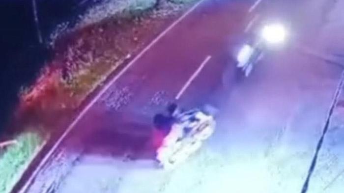 CCTV Rekam Tabrakan Dua Motor di Burneh Bangkalan, 4 Orang Alami Luka Berat dan Ringan