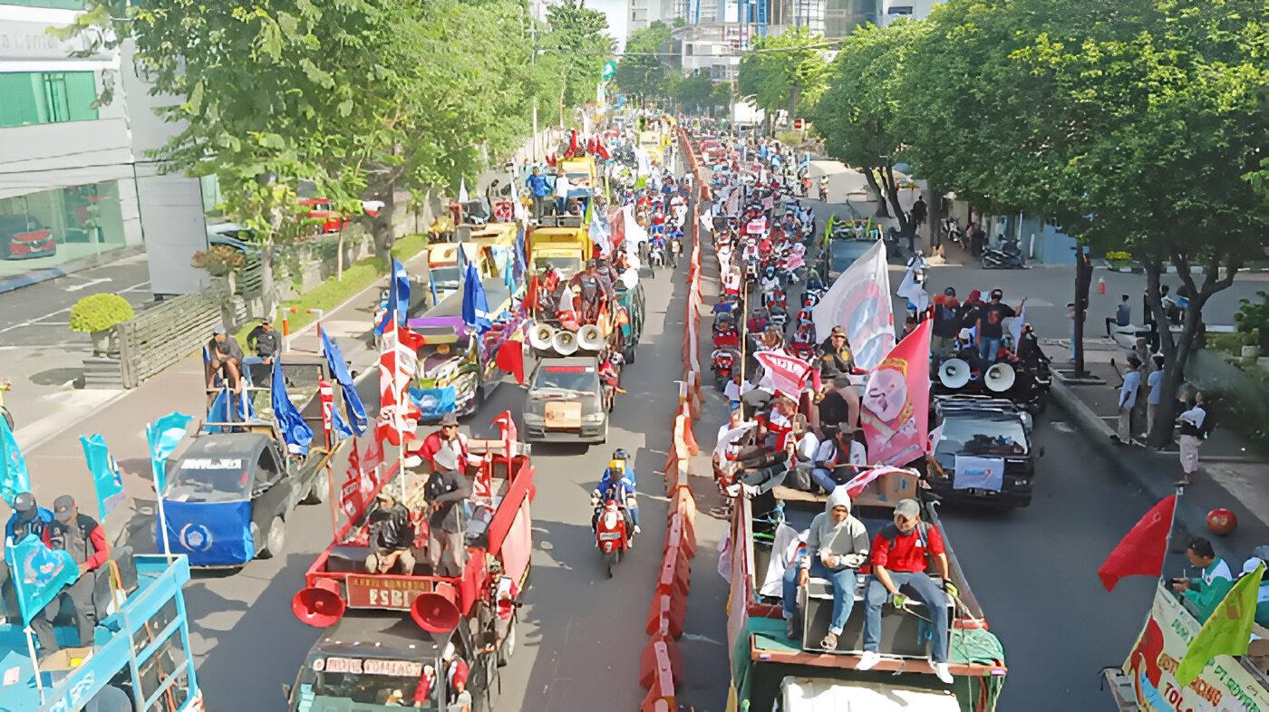 massa-buruh-mulai-memasuki-pusat-Kota-Surabaya-pada-momen-May-Day-2024.jpg