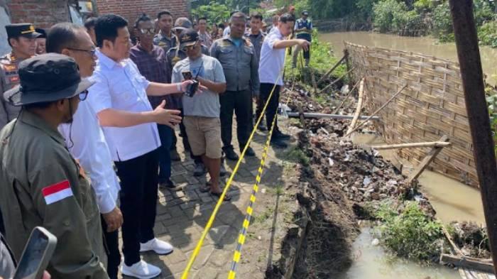 Bantaran Sungai di Prambon Sidoarjo Longsor Tergerus Air