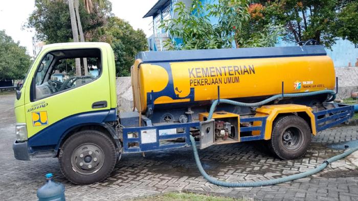 Terdampak Banjir, Perumda Giri Tirta Gresik Kirim Air Bersih untuk Warga