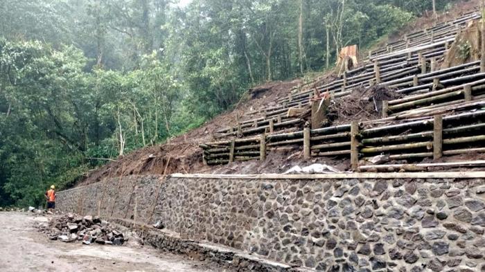 memperkuat-kaki-lereng-pasca-longsor-di-Cangar-Pacet.jpg
