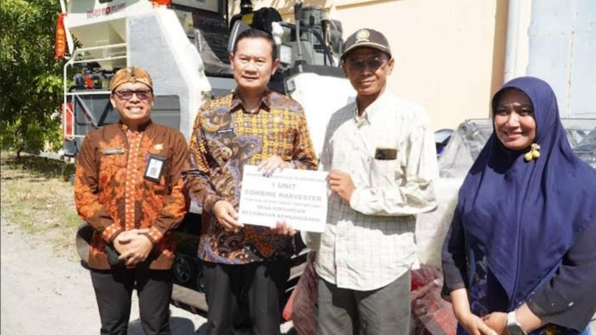 Dukung Target Luas Tanam, Bupati Lamongan Bagikan Combine Harvester ke Tiga Poktan