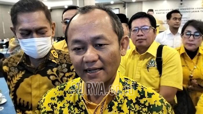 menggunakan-hak-pilihnya-dalam-Pemilu-2024-di-Blitar.jpg