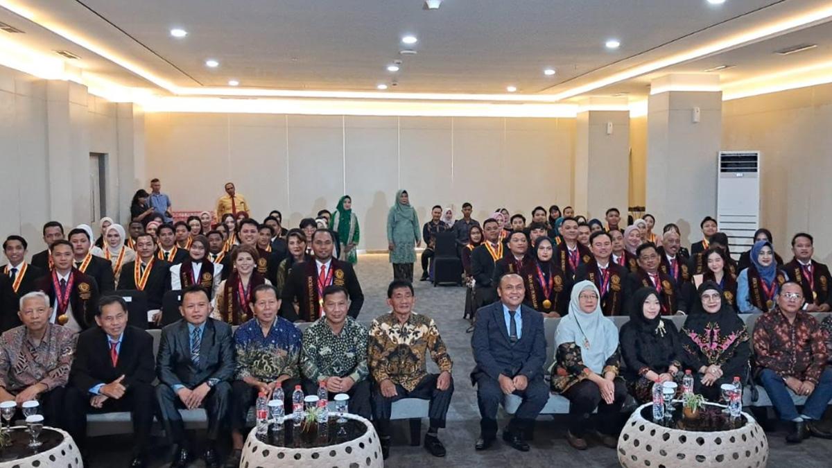 Fakultas Hukum Ubhara Surabaya Kukuhkan 67 Lulusan, Tekankan Integritas dan Adaptasi