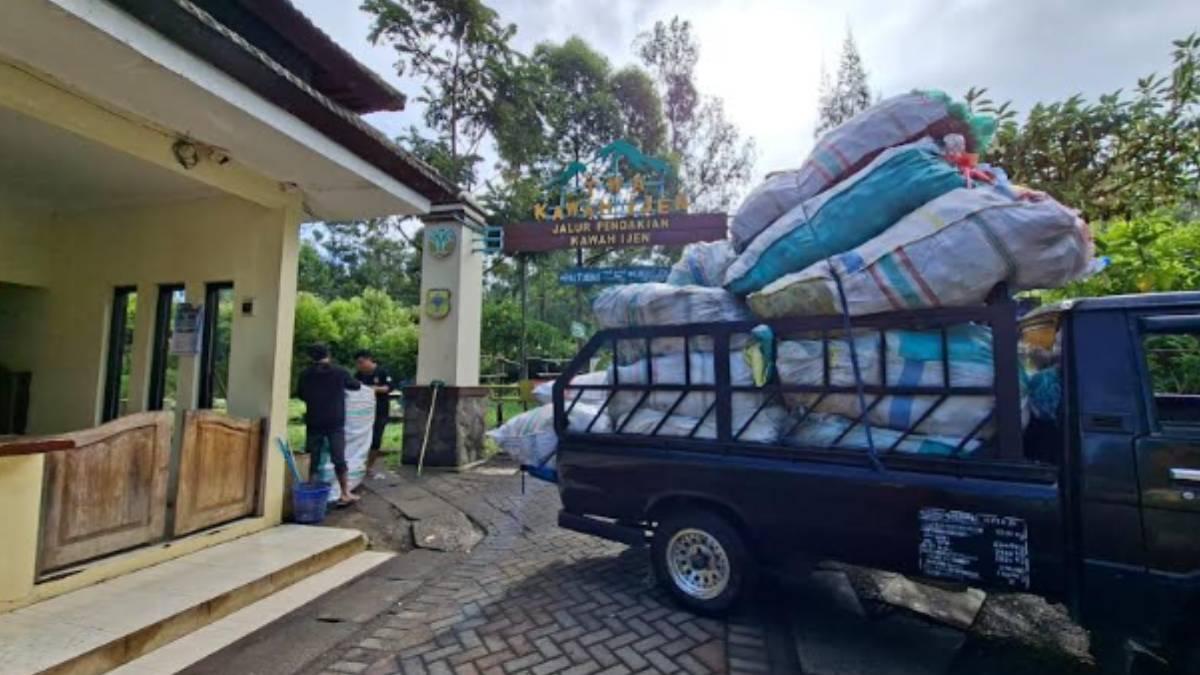 mengumpulkan-hampir-20-sak-besar-sampah-atau-setara-15-mobil-pikap.jpg