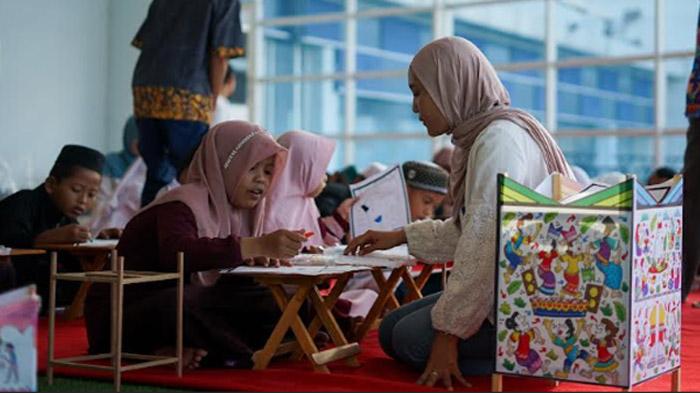 Pelindo Marine Ajak Anak Pesisir Lestarikan Damar Kurung Bernuansa Maritim