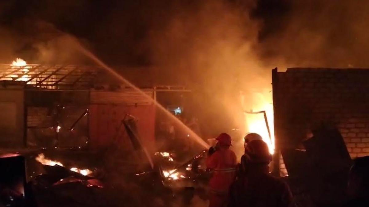 menyelamatkan-barang-dagangannya-agar-tidak-hangus-terbakar.jpg
