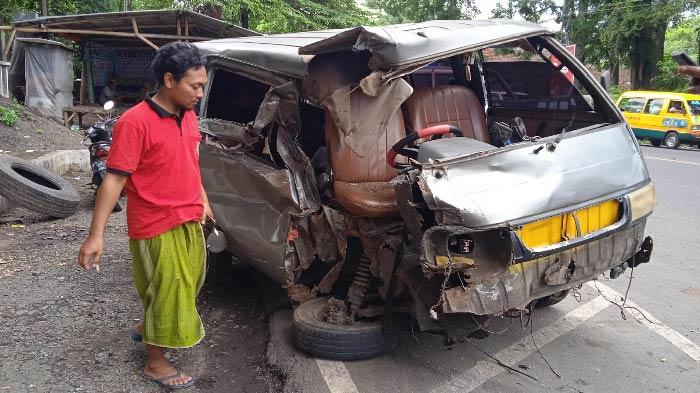 Adu Banteng dengan Truk, Mobil Carry Pembawa Stiker Caleg di Jember Remuk