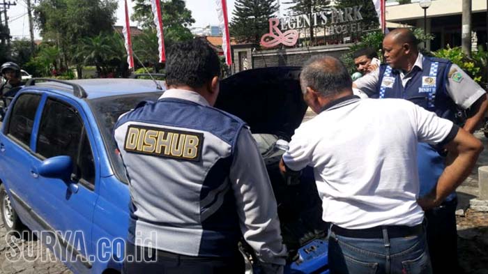Ditinggal Ngobrol Pemiliknya, Mobil Chevrolet Spark di Malang Mendadak Terbakar