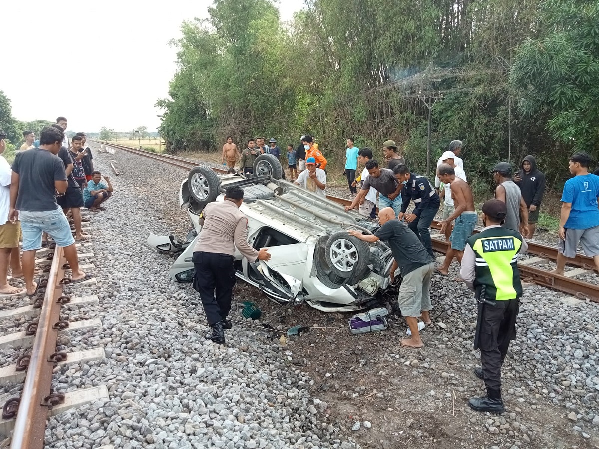 Mogok Di Tengah Rel, Agya Diseruduk Kereta Api Brantas di Madiun