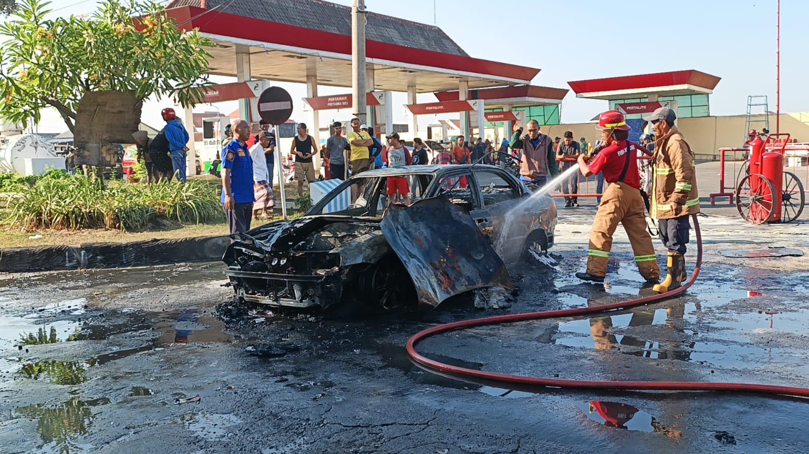 mobil-terbakar-di-spbu.jpg