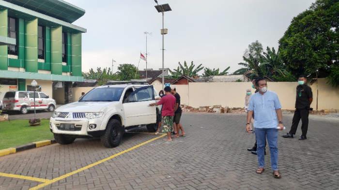 mobil-yang-ditabrak-tahanan-Bea-Cukai-Bojonegoro-yang-kabur-di-RSUD-dr-Koesma-Tuban.jpg