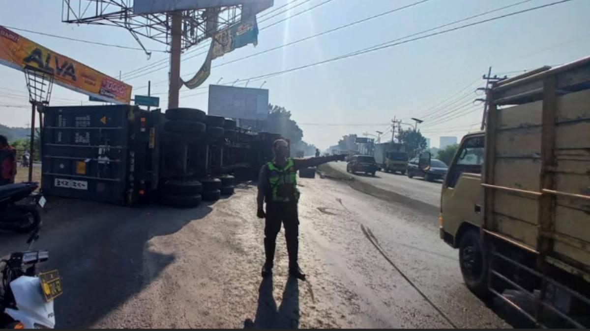 Truk Kontainer Muatan Tripleks Terguling di Simpang Tiga Jampirogo Mojokerto - Surya.co.id