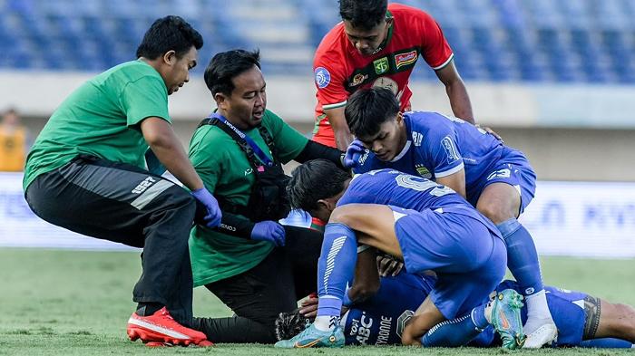 momen-Dokter-tim-Persebaya-menolong-Tyronne-del-Pino.jpg