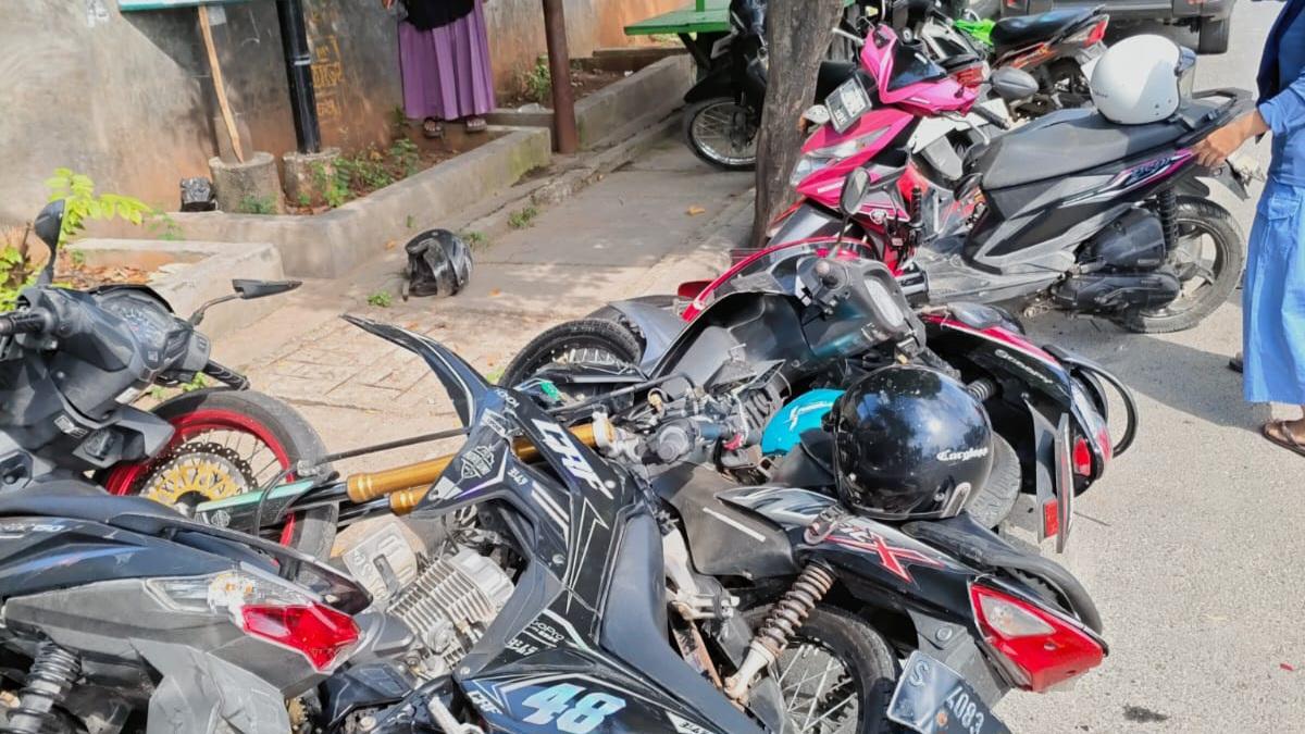 motor-parkir-ditabrak-mobil.jpg