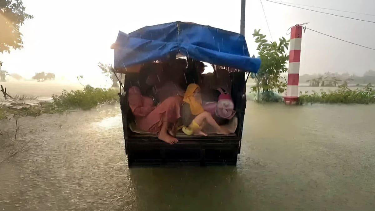 motor-roda-tiga-jadi-moda-transportasi-warga-terdampak-banjir-Lamongan-Jatim.jpg
