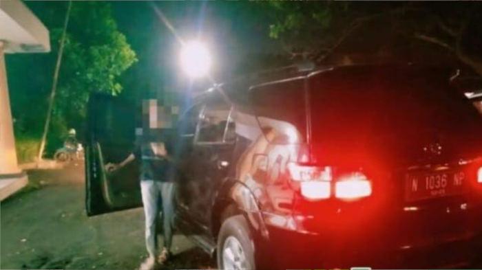 Berpacaran dalam Mobil Dinas DPMPTSP Kabupaten Probolinggo, Sejoli Ini Digiring ke Kantor Satpol PP