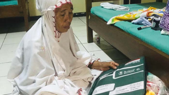 nenek-sunak-mempersiapkan-barang-baranga-bawaan-di-asrama-haji-sukolilo.jpg