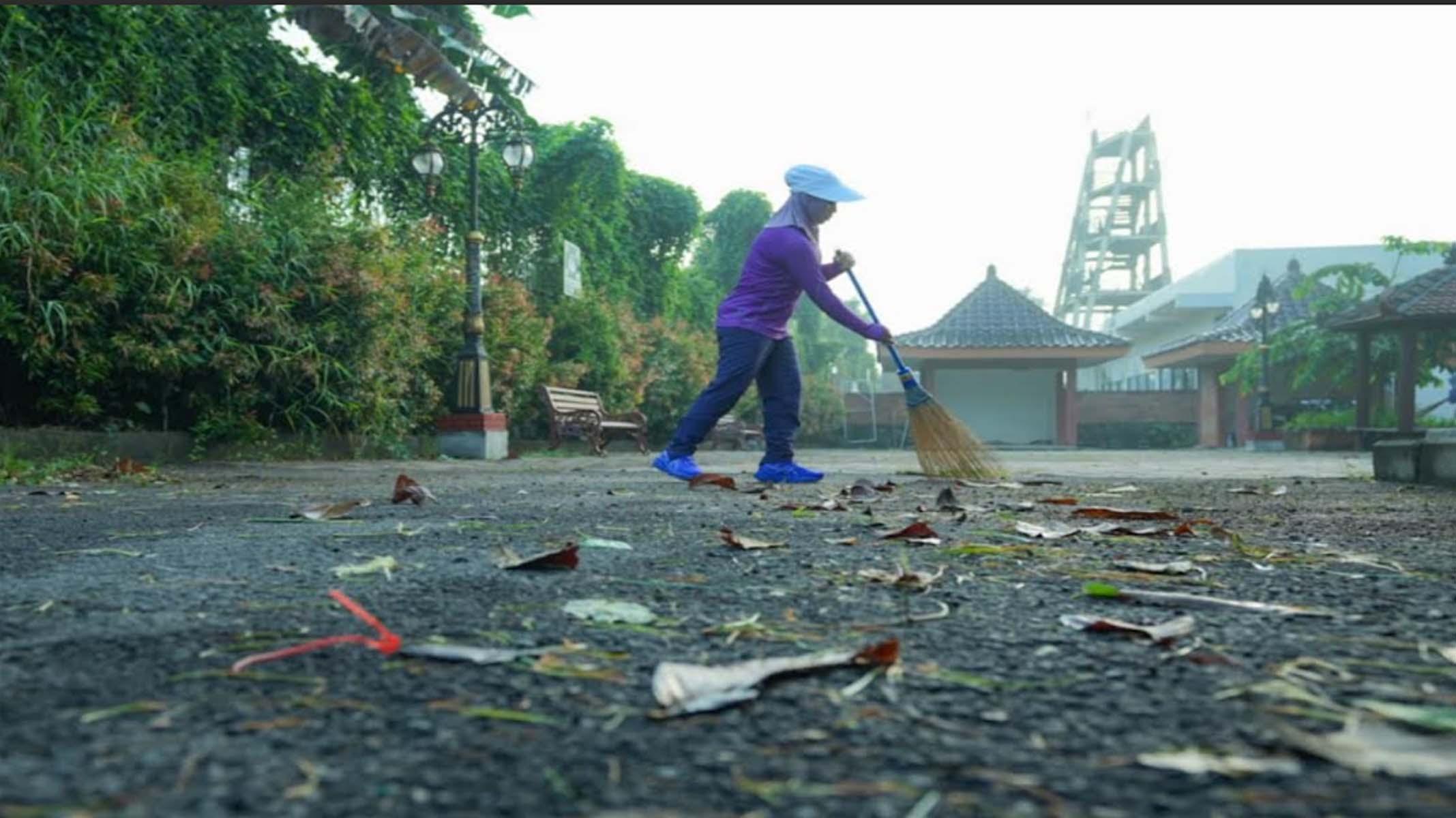 ning-ita-bersih-bersih-TBM.jpg