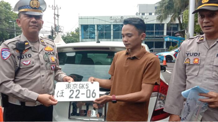 Viral Honda Jazz Pakai Pelat Nomor Jepang  di Jalanan Kota Malang , Berakhir Ditilang Polisi