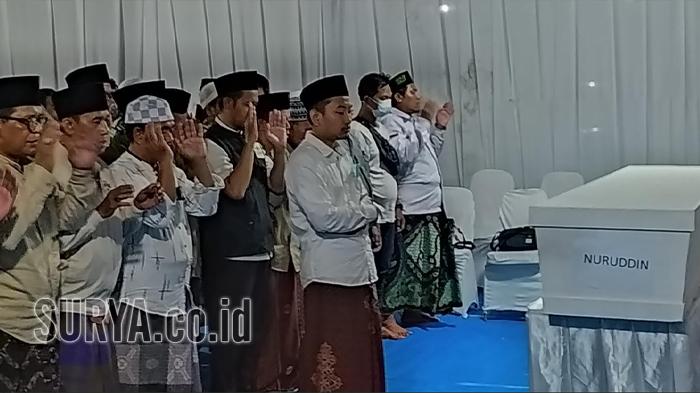 nuruddin-Anggota-Tim-DVI-RS-Bhayangkara-Surabaya-pada-Minggu-5102025-sore.jpg