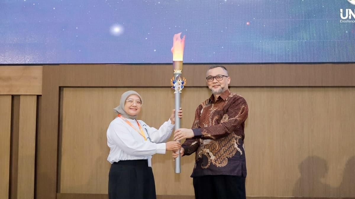obor-pembuka-olimpiade-di-Unair-Surabaya.jpg