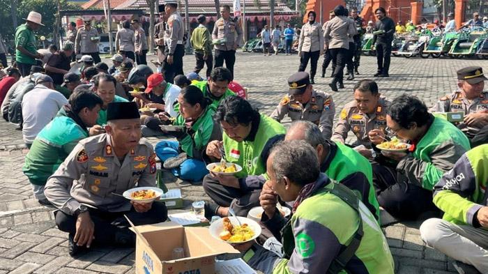 Bersama Driver Ojol Doakan Affan Kurniawan, Polisi Dan Warga Mojokerto Sepakat Jaga Kondusifitas