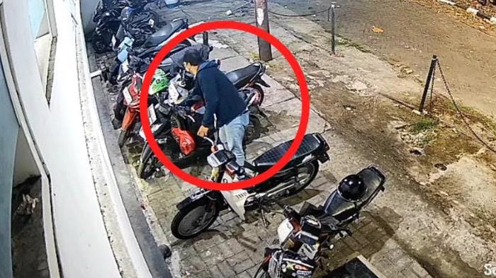 Terekam CCTV, Pria Curi Motor di Parkiran Restoran Mi Goreng Gayungan Surabaya