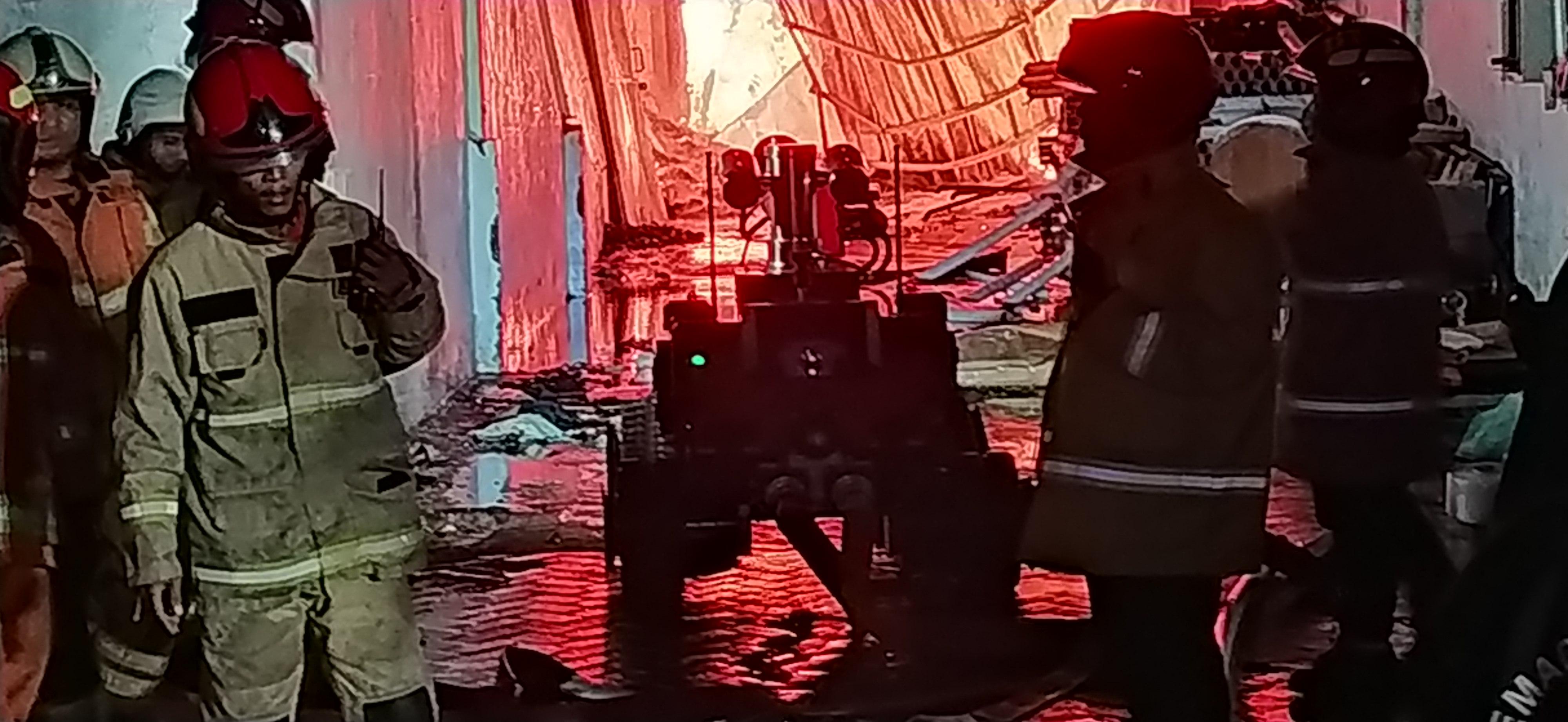 pabrik-isolasi-terbakar.jpg