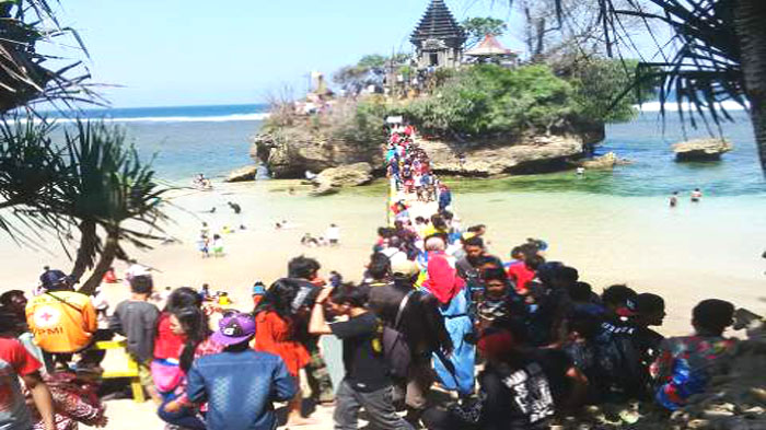 Libur Lebaran, Pengunjung Pantai Bakekambang dan Ngliyep Tembus 105.077