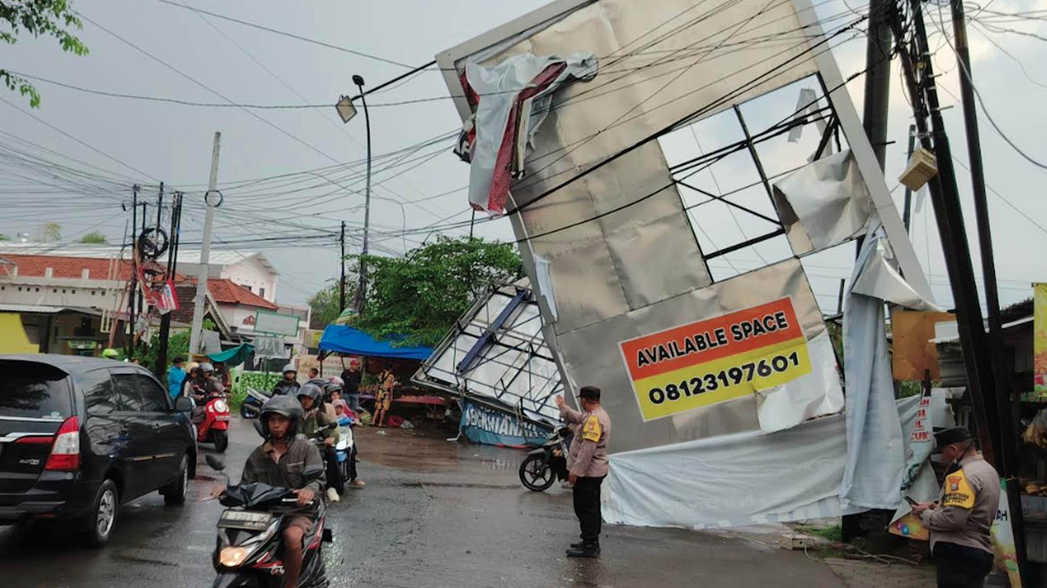 papan-reklame-ambruk-Mojokerto.jpg