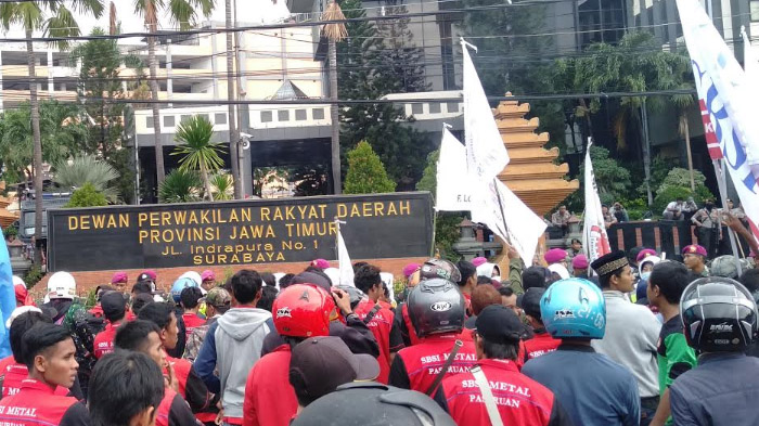 Tuntutan Massa Buruh yang Gelar Aksi Sikapi RUU Omnibus Law di Depan Gedung DPRD Jatim