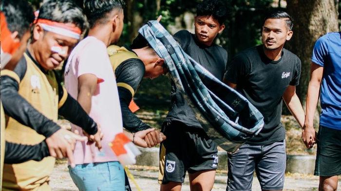 para-pemain-Gresik-United-saat-lomba-perayaan-HUT-RI-ke-77jpg.jpg